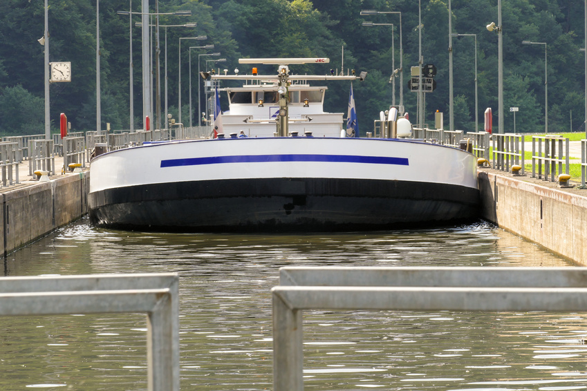 Festmachen beim Schleusen.