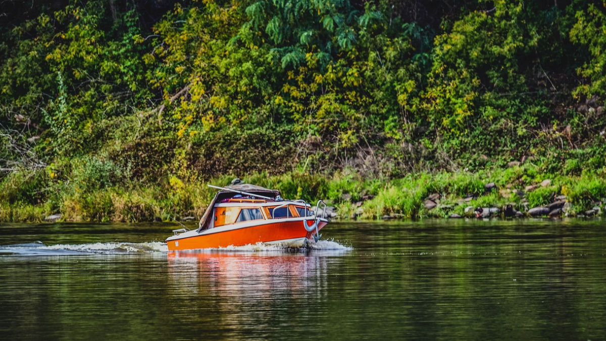 Grün auf Blau: Wie wir Umweltbewusstsein in den Motorbootsport integrieren können
