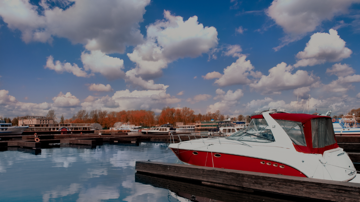 Mit Wind und Welle: Motorbootfahren bei jedem Wetter