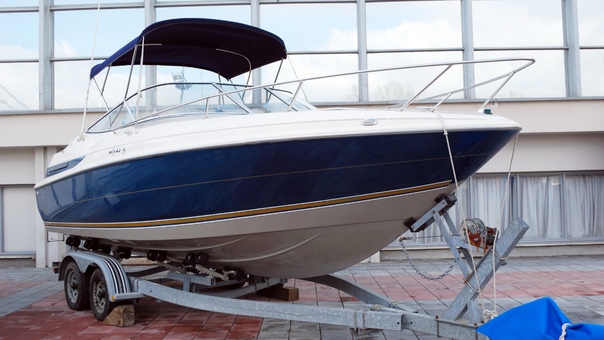 So bringst du dein Motorboot sicher ins Wasser: Tipps für den richtigen Transport und das Einlassen